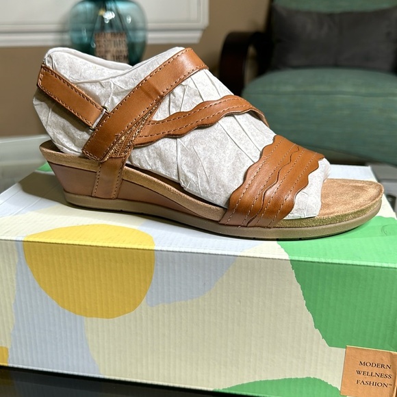 Earth Origins Poppy Wedge Sandal size‎ 8 wide Camel color - Picture 1 of 10